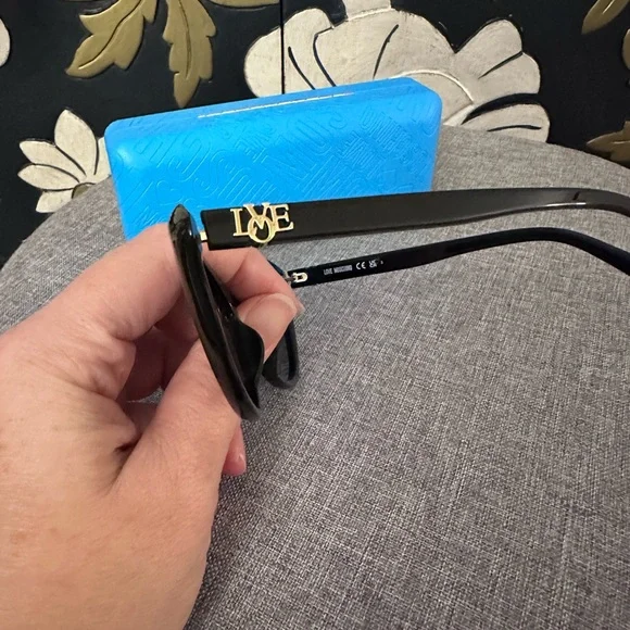 Love Moschino Black Cat-Eye Sunglasses with Blue Case display picture 3